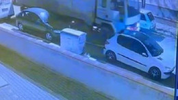 Kamyon, park halindeki araçlara çarparak ilerledi, o anlar kamerada