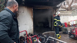 Sobaya dökülen benzin nedeniyle tamirhane yandı; 2 yaralı