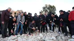 Volkan Demirel, Christian Atsu ve Taner Savut için karanfil bıraktı