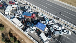 Çin'de 100'den fazla araç birbirine girdi