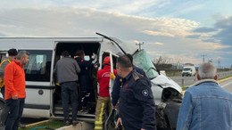 Fabrika işçilerini taşıyan servis ve tır çarpıştı: Ortalık can pazarına döndü