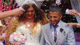 İngiliz trans birey ile Türk berber evlendi! Dil bilmeden iletişim bile kurmuşlar