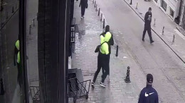 Sokak ortasında tek yumrukla gasp kamerada!