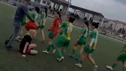 Kadın futbolcular kavgada erkekleri geçti: 7 yaralı
