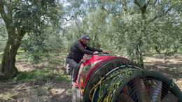 Tarlada traktörüyle ağaçlarını ilaçlarken “otoyol ihlali” cezası geldi