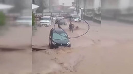 Cizre’de korku dolu anlar! Anne ve çocuğu sele böyle kapıldı