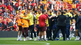 Derbi öncesi saha içinde iki takım futbolcuları arasında gerginlik çıktı!