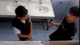 Düzce'de akran zorbalığı! 3 öğrenci, bir öğrenciyi tuvalette darbedip kaydetti