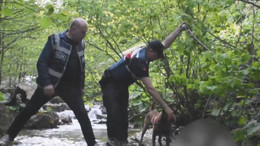 Sopayla döverek öldürüp cesedini uçuruma attılar