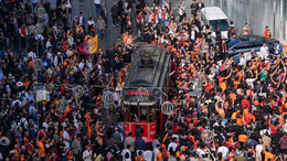Galatasaraylı oyuncu ve taraftarlar, şampiyonluğu RAMS Park'ta kutluyor!