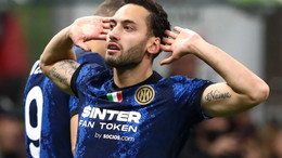 Hakan Çalhanoğlu, İtalya'da sezonun en iyi orta saha oyuncusu ödülüne aday gösterildi