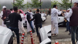 Arap turistler birbirine daldı!