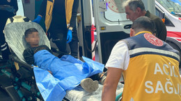 Oğluna bıçak fırlatarak bacağına saplayan anne gözaltına alındı