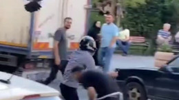 Kargaların saldırısından kask takarak korundu