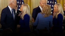 Joe Biden karısını karıştırdı! Başkasını öpecekti...