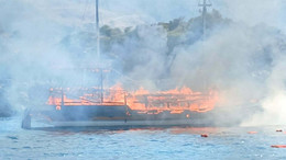 Alev alev yanan teknede can pazarı!