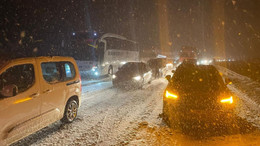 Ulaşıma kar engeli: Yollar kapandı, ekipler alarma geçti!