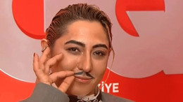 Kalben ödül törenine erkek olarak katıldı