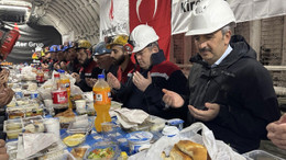 Edirne Valisi Sezer'den örnek davranış! Yerin 200 metre altında madencilerle iftar yaptı