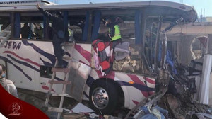 Meksika'da yolcu otobüsü eve çarptı!