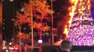 ABD'de 15 metrelik yılbaşı ağacı alevler içinde kaldı!