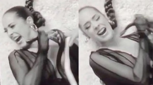 Ünlü şarkıcıyı yılan soktu!