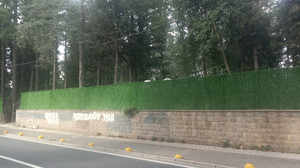 Mezarlıkta ilginç görüntü: 'Psikolojimi bozuyor' diyerek bahçe çitiyle kapattı