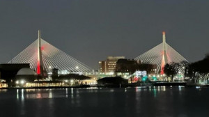 ABD Boston'da köprüler kırmızı-beyaz ışıklandırıldı