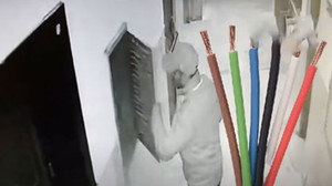Apartmana dadanan hırsızlar apartmandan 37 bin TL'lik kablo çaldı