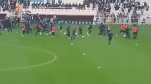 Bursaspor Amedspor maçı öncesi saha savaş alanına döndü! Futbolcular arasında kavga çıktı