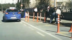 Tek suçu uyarmak! Şehir eşkıyaları öldüresiye dövdü