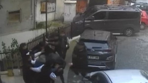 Kavganın kavgası! 2 araçlı intikam baskını