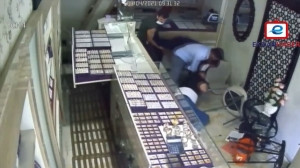 Kuyumcuya giren silahlı soyguncu sert kayaya çarptı!