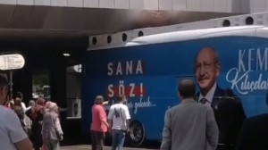 CHP seçim otobüsü köprüye sıkıştı