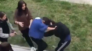 Liselilerin bıçaklı kavgasında kan aktı! Kızlar tekme tokat birbirine girdi