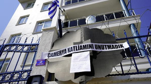 Yunanistan Konsolosluğu önüne 'Çamerya katliamını unutmadık' yazılı çelenk bıraktılar