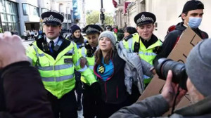 İklim aktivisti Greta Thunberg Londra'da gözaltına alındı