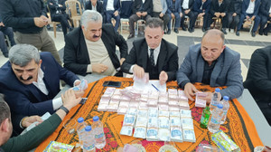 Gelin ve damada kilolarca altın ve milyonlarca lira takıldı yetmedi 100 koyun kestiler