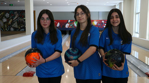 Eğlenmeye gittikleri salonda bowling sporcusu oldular