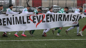 Hakem, yönettiği futbol maçında sevgilisine evlilik teklifi etti