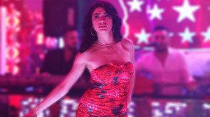 Hazar Ergüçlü pavyon dansı ile “İnci Taneleri” dizisinin önüne geçti