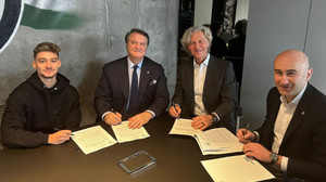 Beşiktaş'ın yeni transferi Ernest Muci, İstanbul'a geldi