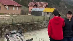 Dereye uçup ters dönen cipteki aileyi boğulmaktan vatandaşlar kurtardı