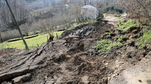 Heyelanlar, köyü parça parça yutuyor