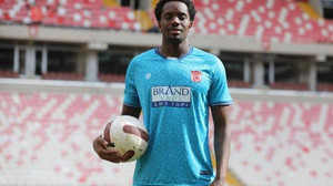 Sivasspor, Queensy Menig ile 2,5 yıllık sözleşme imzaladı