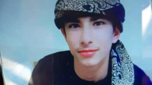 Üst geçit yerine bariyerden atlayıp karşıya geçmek isteyen yayaya otomobil çarptı