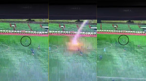 Futbolcunun üzerine yıldırım düştü