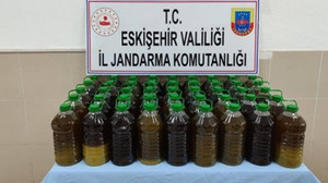 Bitkisel yağlara boya katarak 'zeytinyağı' diye satacaklardı; jandarmaya yakalandılar