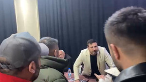 Davut Güloğlu sinirlerine hakim olamadı! Mikrofonu fırlatıp, vatandaşın üstüne yürüdü