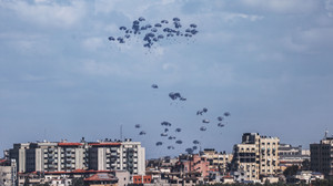 Gazze'ye havadan bırakılan yardımın paraşütleri açılmadı, çok sayıda ölü ve yaralı var